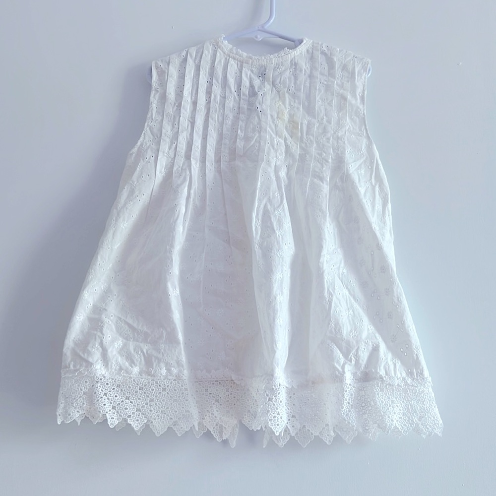 This is a White Oscar de la Renta blous!